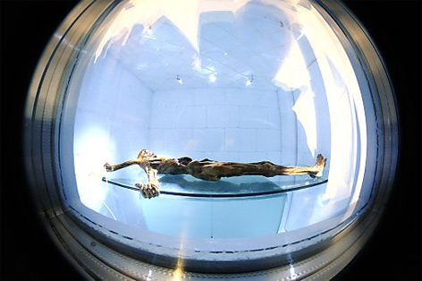 Ötzi hinter Glas im Museum