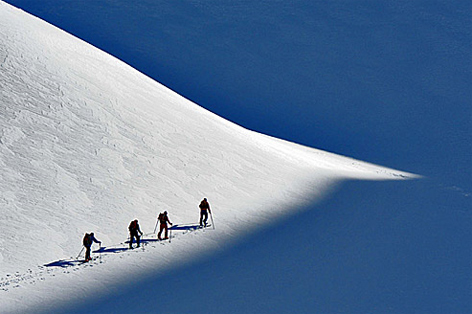 Skitourengeher auf dem Hallstätter Gletscher im Dachsteingebiet (Motiv neutral).