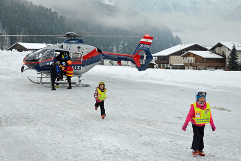 Kinder nach Hubschrauberlandung