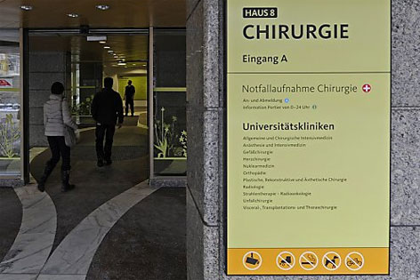 Schild "Chirurgie" an der Klinik Innsbruck
