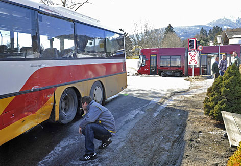 Beschädigter Bus und Straßenbahn nach Zusammenstoß