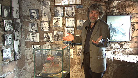 Reinhold Messner vor Bildern