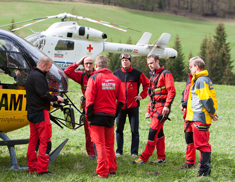 Die Crew von Notarzt Helikopter Martin 4 nach dem Unfall mit Bergrettern
