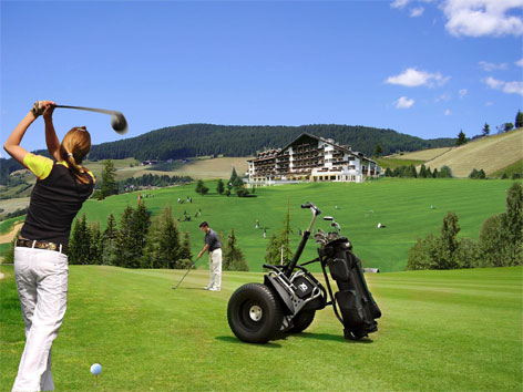 Ein computeranimiertes Szenario mit dem Bergbauernhof, der inmitten eines Golfplatzes liegt.