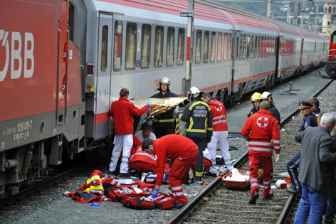 Versorgung des Verletzten am Bahnhof Innsbruck