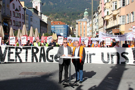 Demonstrierende Journalisten mit Spruchbändern in Innsbruck; ÖGB