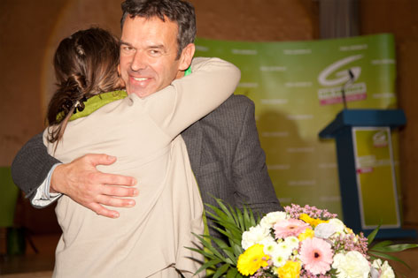 Georg Willi umarmt von Klubobfrau Christine Baur
