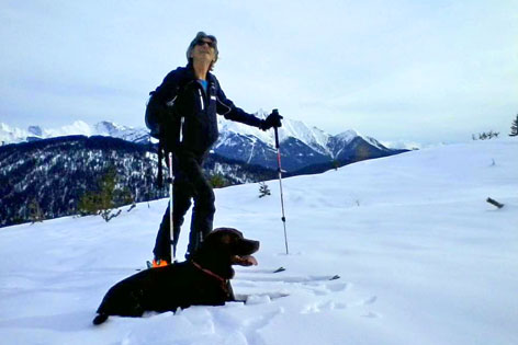 Skitourengeher mit Hund