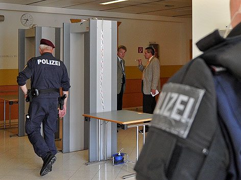 Polizisten bei der Sicherheitsschleuse im Wiener Straflandesgericht