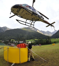 Hubschrauber bekämpft Waldbrand