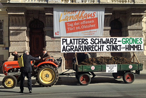 Dinkhauser mit Anhänger mit Mist und Plakat vor Landtag