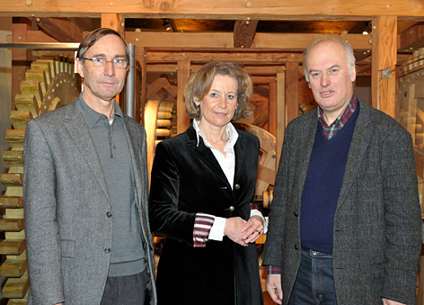 DI Werner Jud, Bürgermeisterin Dr. Eva Maria Posch und Dr. Bruno Baldoner vor der Walzenprägemaschine.
