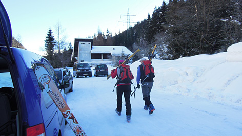 Aufbruch von Parkplatz zu Skitour