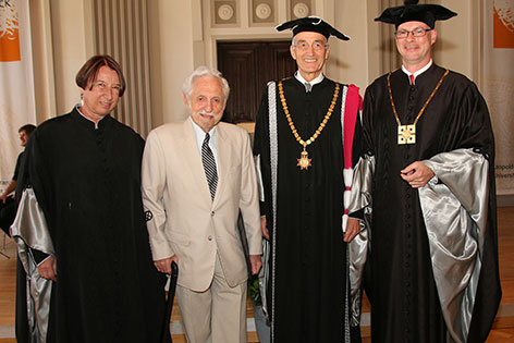 Promotorin Beatrix Grubeck-Loebenstein, Carl Djerassi, Rektor Tilmann Märk und Promotionsdekan Hubert Huppertz (von links).