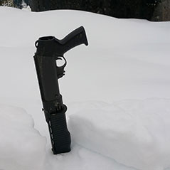Pistole steckt im Schnee