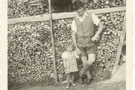 Brigitte Höfert mit ihrem Vater Karl Rupitsch 1943.