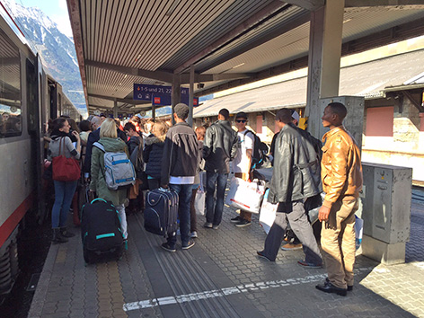 Flüchtlinge steigen in Zug
