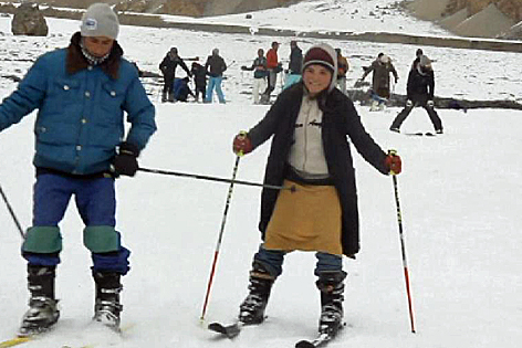 Junge Pakistani lernen Skifahren mit Stephan Keck und Andreas Ehrensberger