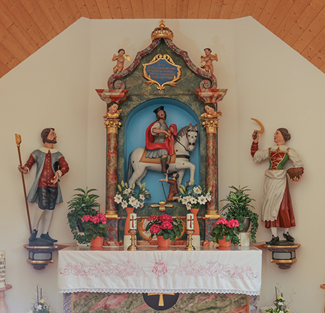 Altar einer Kapelle mit Heiliger Familie