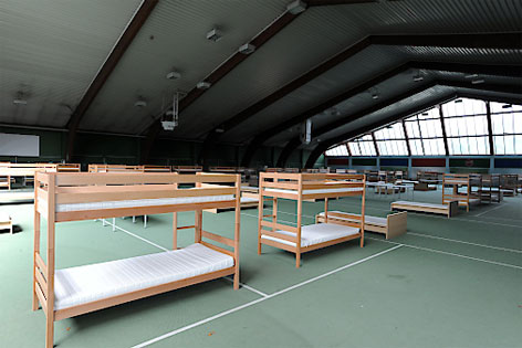 Betten für Flüchtlinge in der Tennishalle