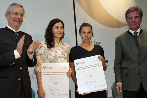 Die beiden Preisträgerinnen Gracy Pelacani (2.v.l) und Verena Wisthaler mit dem Präsidenten der Handelskammer Bozen, Michl Ebner (l.), und dem Jury-Vorsitzenden Prof. Konrad Bergmeister (r.).