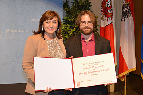 Landesrätin Beate Palfrader mit dem Preisträger Michael F.P. Huber
