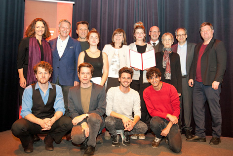 Beate Palfrader, Helmut Krieghofer und Johannes Reitmeier sowie die weiteren Jurymitglieder mit den sechs FinalistInnen.