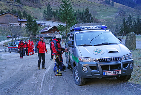 Bergrettungsauto und Polizeiauto bei Alpineinsatz