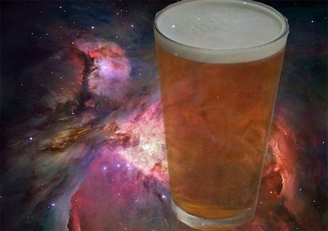 Bierglas vor Hintergrund des Orionnebels