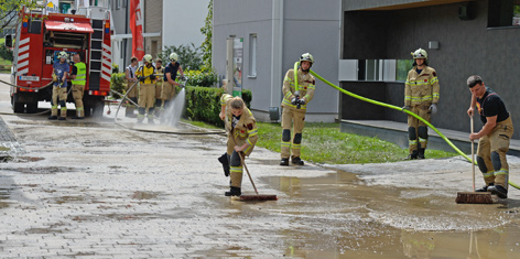 Feuerwehr beim Schlamm wegputzen