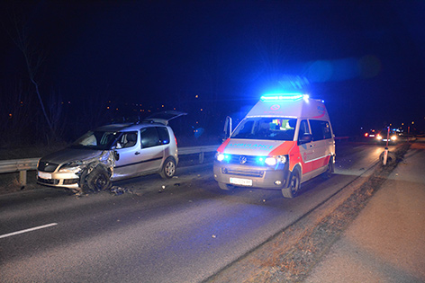 Rettungsauto bei Unfallstelle in der Nacht