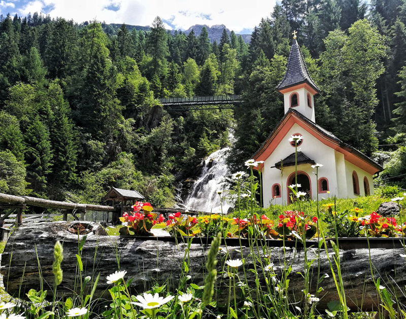 Kirche und Wasserfall