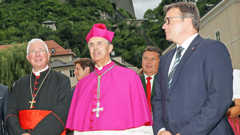 Weihbischof Hansjörg Hofer (Mitte) mit Erzbischof Franz Lackner (links) und Tirols Landeshauptmann Günther Platter (rechts)