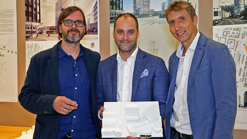 Architekt Michael Heinlein (links), PEMA-Eigentümer Markus Schafferer (mitte) und Architekt Alois Zierl (rechts) mit dem Siegerentwurf für PEMA 3