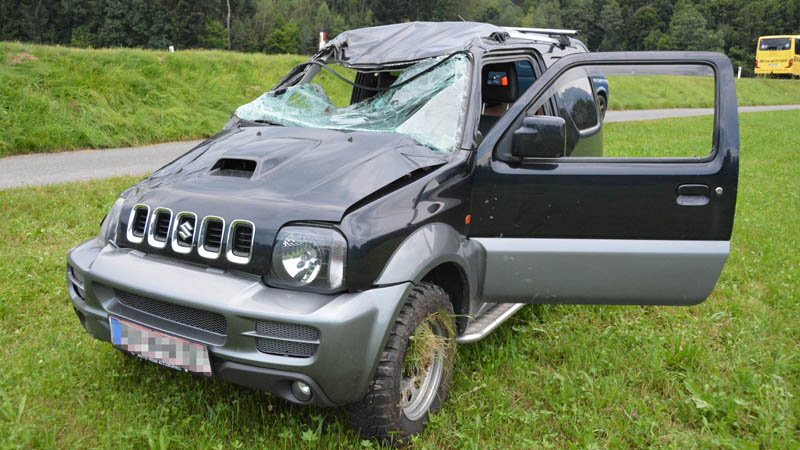Verkehrsunfall Auto stark beschädigt