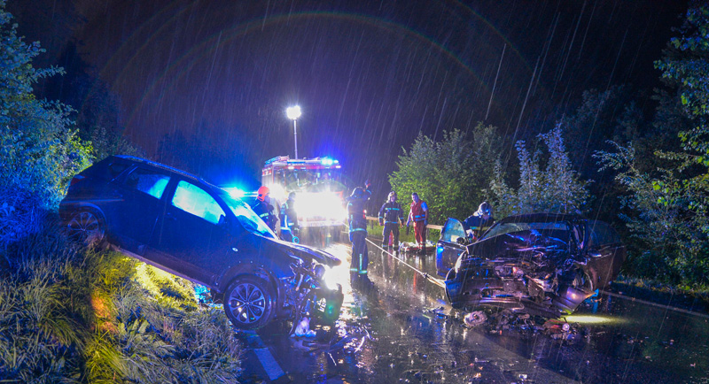 Unfall bei Regen in der Nacht