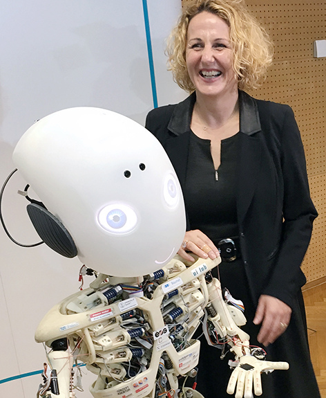 Sabine Köszegi mit Roboter