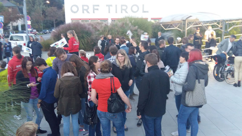 Befürworter und Gegner der Olympiabewerbung vor dem ORF Landesstudio