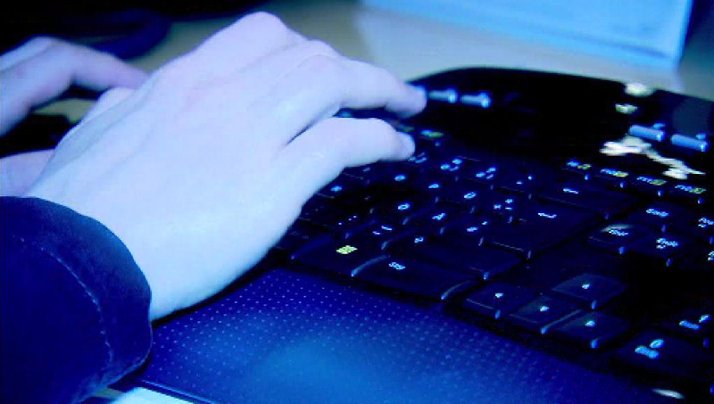Hände auf Computer-Tastatur