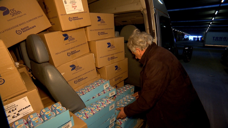 Freiwilliger packt Babynahrung in einen Lieferwagen