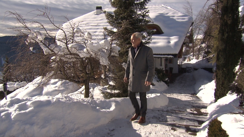 Reinhard Zingerle im verschneiten Garten vor Haus