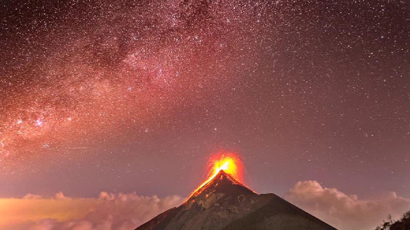 Ausbrechender Vulkan unter der Milchstraße