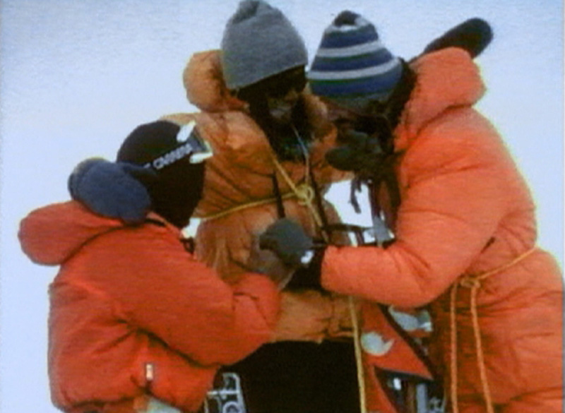 Sherpa Ang Phu, Robert Schauer und Wolfgang Nairz am Gipfel, sich umarmend
