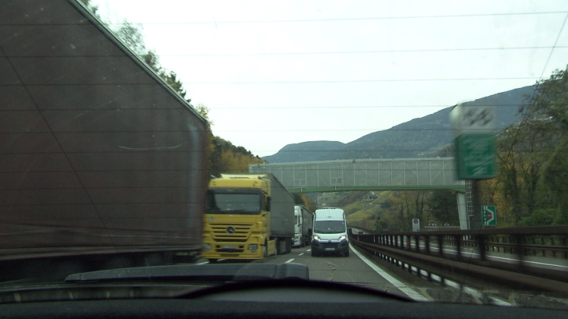 Lkw auf der Brennerautobahn, gesehen aus dem Rückfenster eines fahrenden Pkw