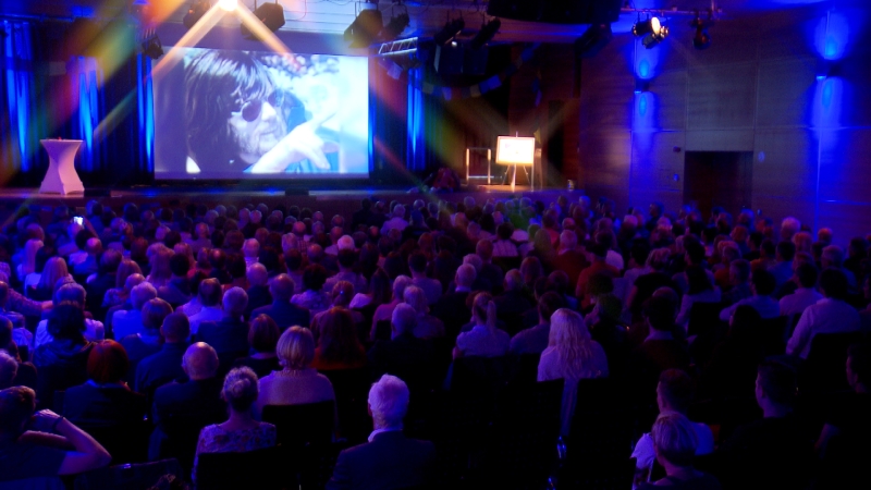 Voller Saal bei der Filmpremiere, an der Leinwand ein Bild vom jungen Reinhold Messner