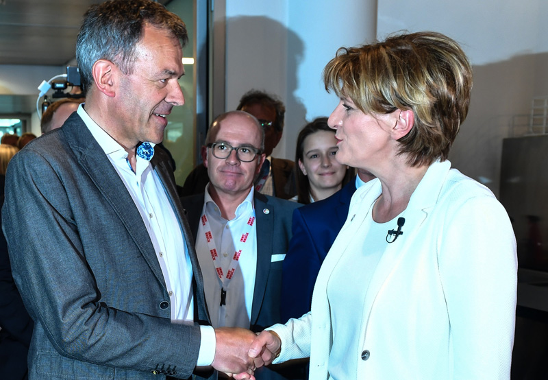 Christine Oppitz-Plörer gratuliert Georg Willi zum Wahlsieg