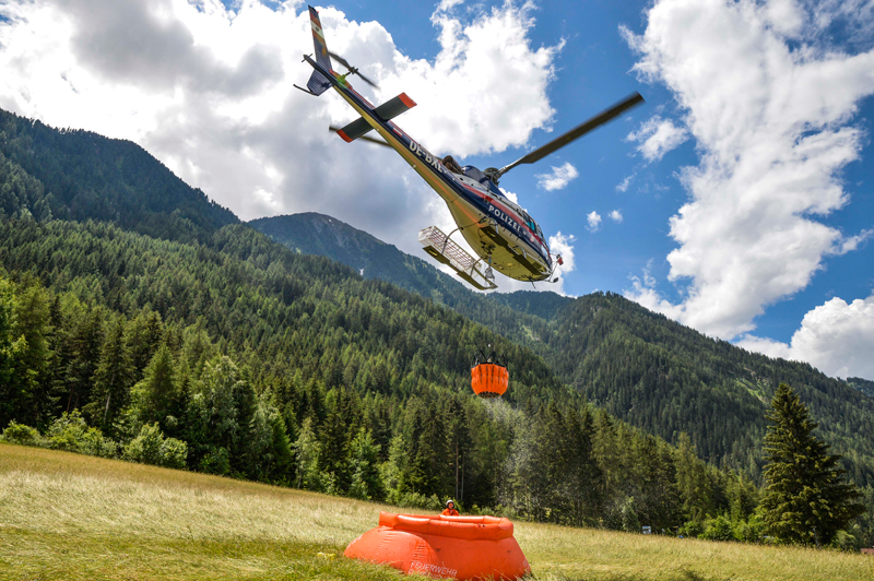 Hubschrauber bei Waldbrand-Einsatz
