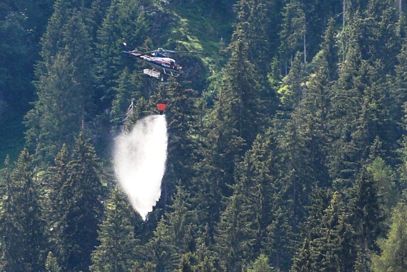 Hubschrauber bei Waldbrand-Einsatz