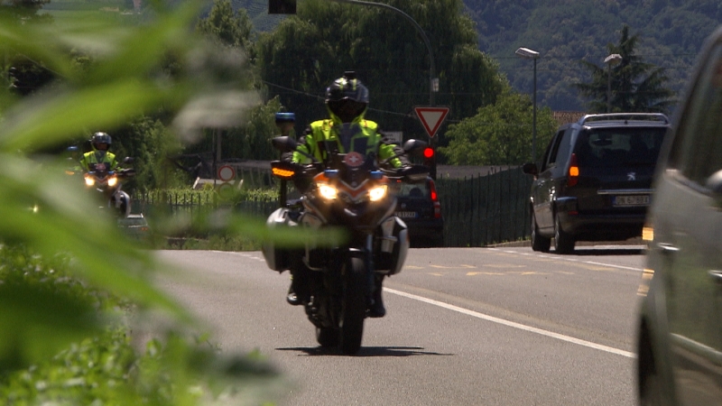 Zwei Motorradsanitäter sind auf einer Landstraße unterwegs, von vorn gefilmt, einer weiter hinten