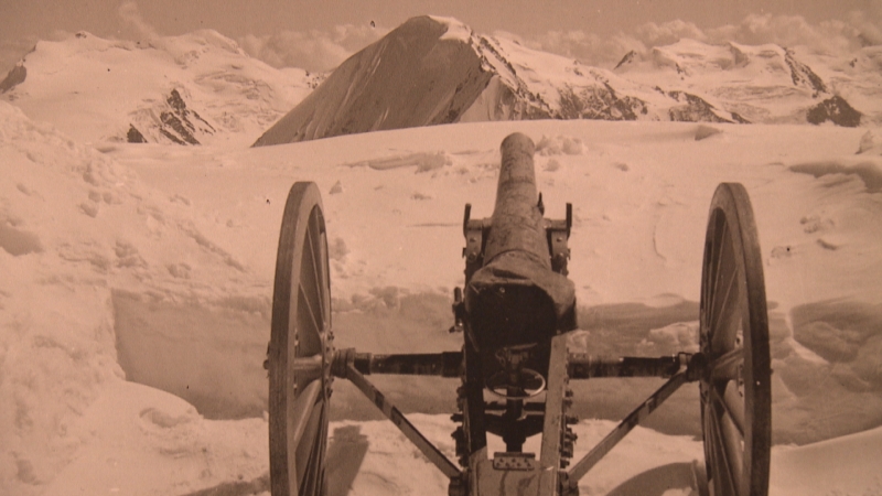 Fotografie einer Kanone in Schnee und Eis